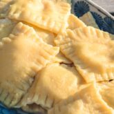 Ravioli med skinke og ost opskrift