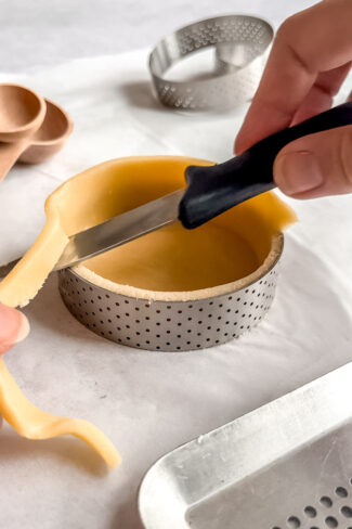 Skære mørdej kanter