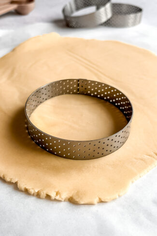 Udstikke mørdej til tærte