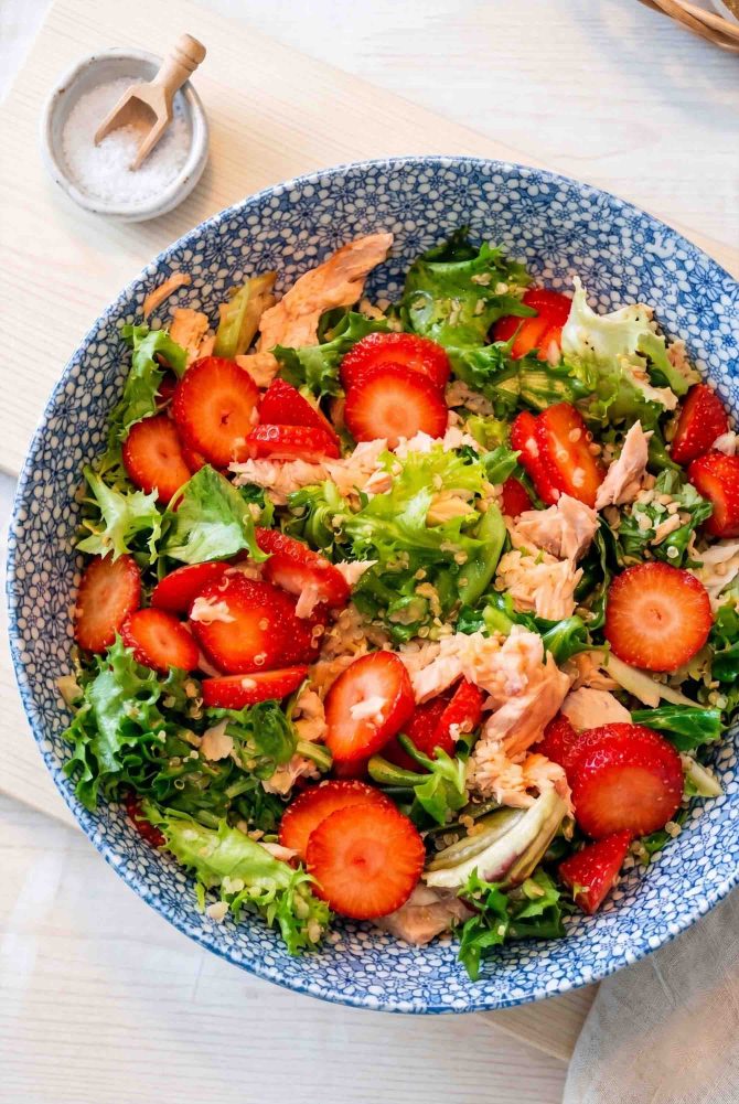 Salat med laks og jordbær
