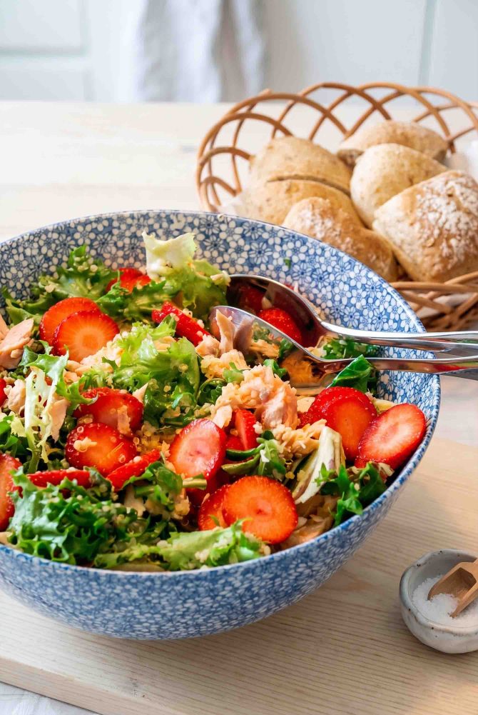Sommersalat med laks og jordbær
