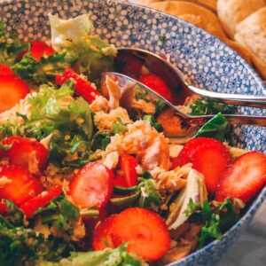 Salat med laks og jordbær fra Bageglad