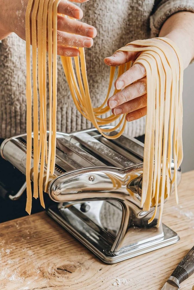 Hjemmelavet pasta på pastamaskine