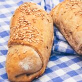 Fuldkorn pølsehorn med sesam fra Bageglad