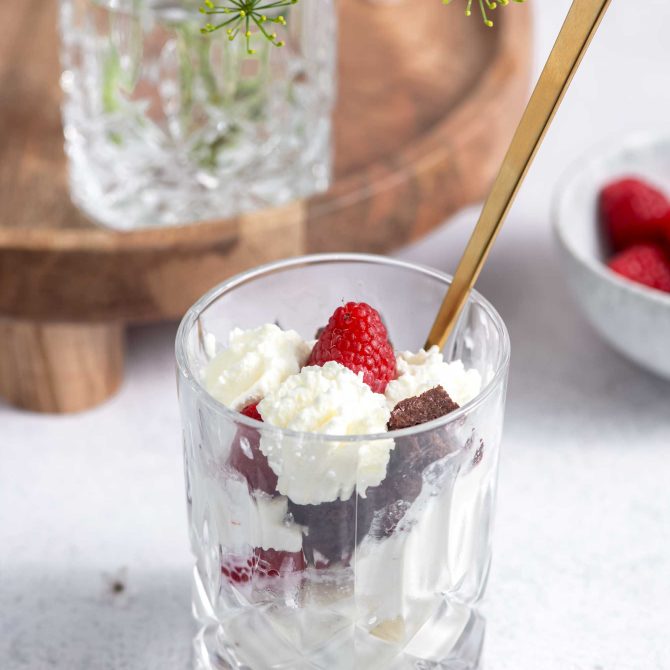 Opskrift på brownie trifli med hindbær og is