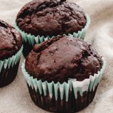 Chokolade muffins med chokoladestykker