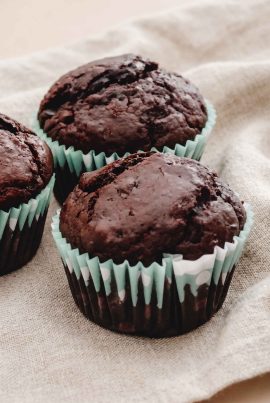 Chokolade muffins med chokoladestykker