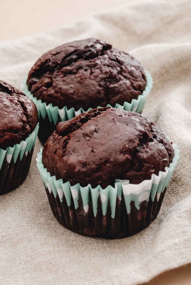 Chokolade muffins med chokoladestykker