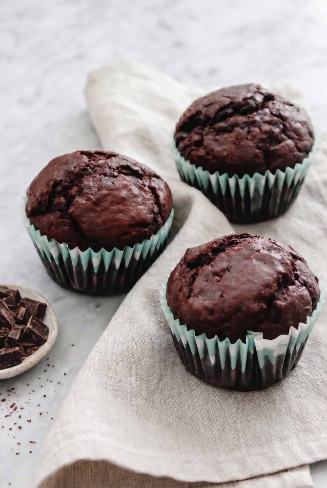 Chokolade muffins med mørk chokolade stykker