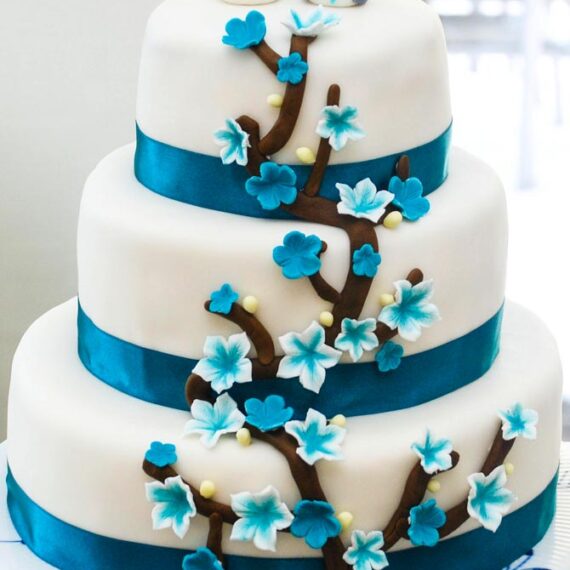 Hjemmelavet bryllupskage med blomster