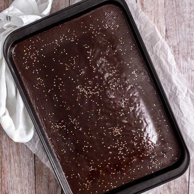 Klassisk chokoladekage med chokoladeglasur