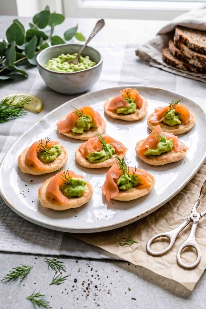 Blinis med laks og avocado