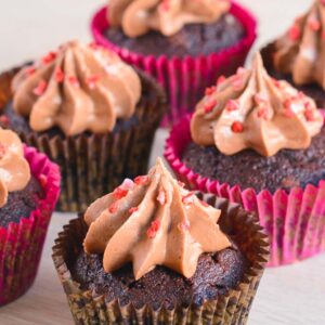 Svampede chokolade cupcakes opskrift fra Bageglad