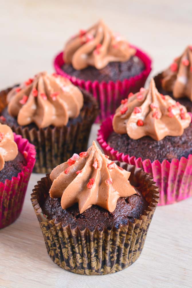 Anholdelse færdig bånd Chokolade cupcakes med chokoladeglasur fra Bageglad