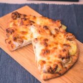 Naanbrød pizza med tandoori kylling