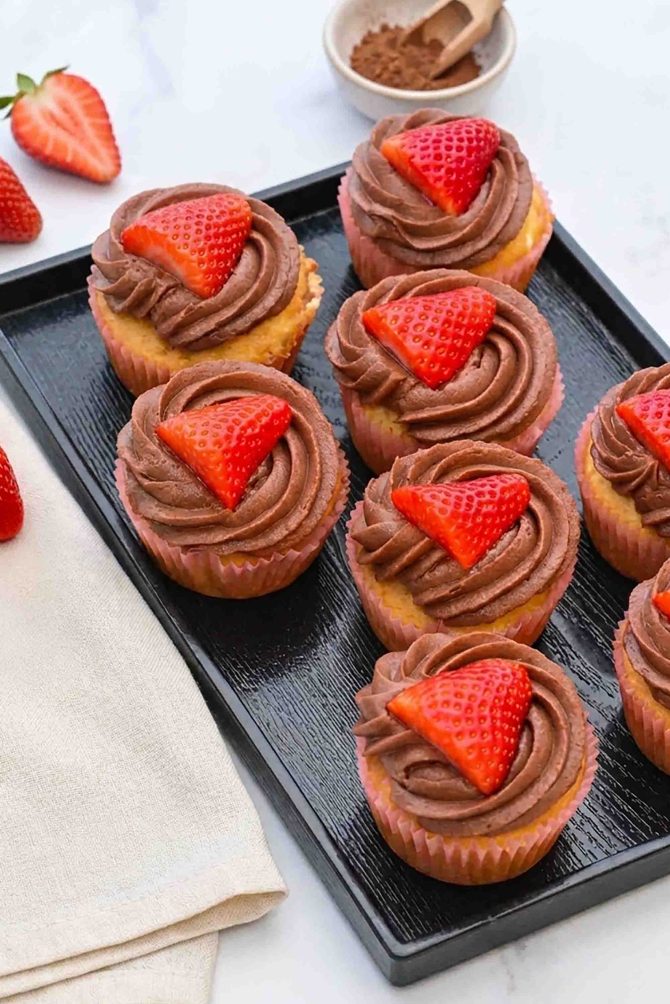 Chokolade cupcakes opskrift med jordbær