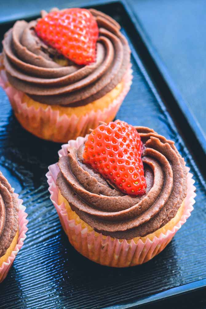 Cupcakes med chokolade og jordbær
