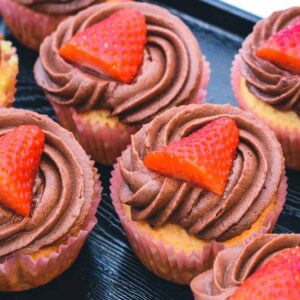Vanille cupcakes med chokolade smørcreme og jordbær