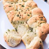 Hvidløgsbrød opskrift fra Bageglad
