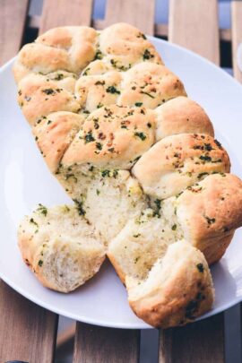 Hvidløgsbrød opskrift fra Bageglad