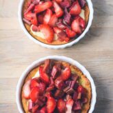 Jordbær rabarbertærter opskrift fra Bageglad