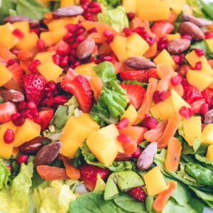 Farverrig salat med frugt og mandler