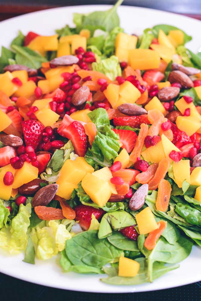 Farverrig salat med frugt og mandler