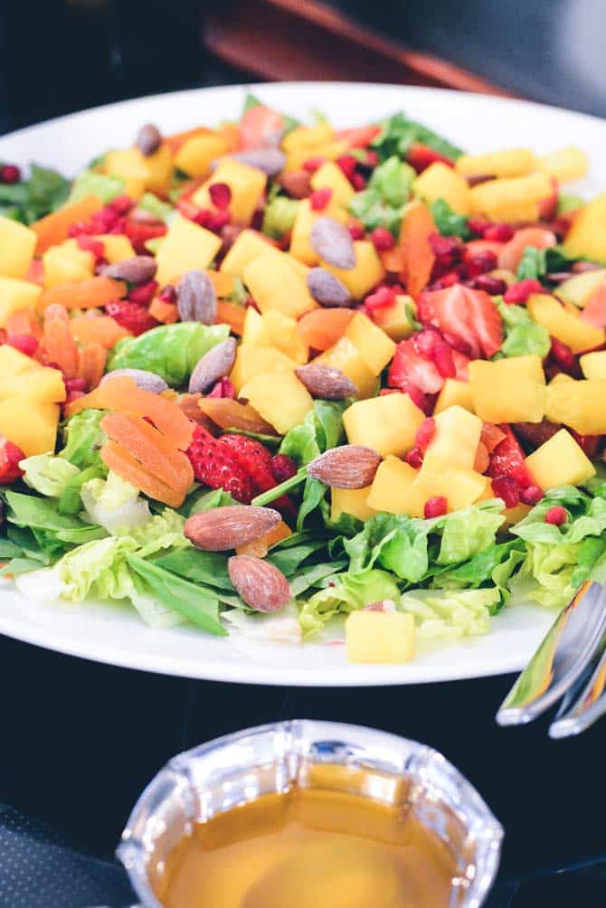 Salat med frugt og dressing
