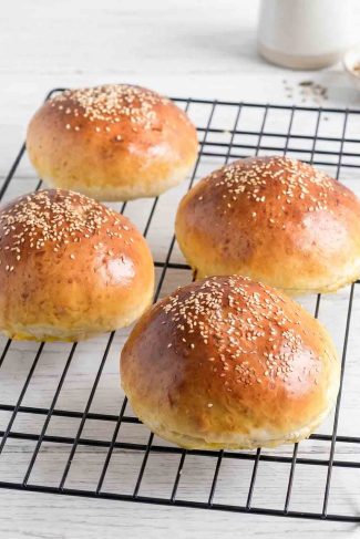 Bagte brioche burgerboller