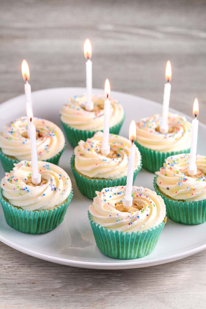 Fødselsdagscupcakes med glasur og krymmel