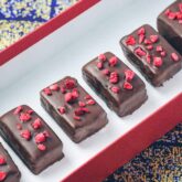 Konfekt med krokant og hindbær fra Bageglad