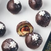 Julekonfekt med marcipan og hasselnødder