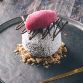 Nytårsdessert med chokolademousse og granatæble is