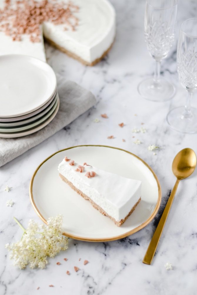 Kage med hyldeblomstmousse