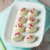 Hindbær påskeæg med hvid chokolade