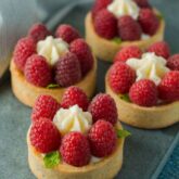 Små hindbærtærter fra Bageglad