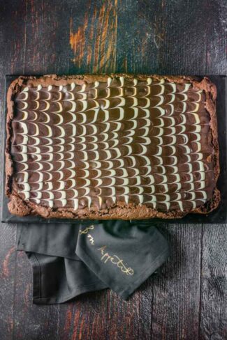 Chokoladeglasur mønster på brownies