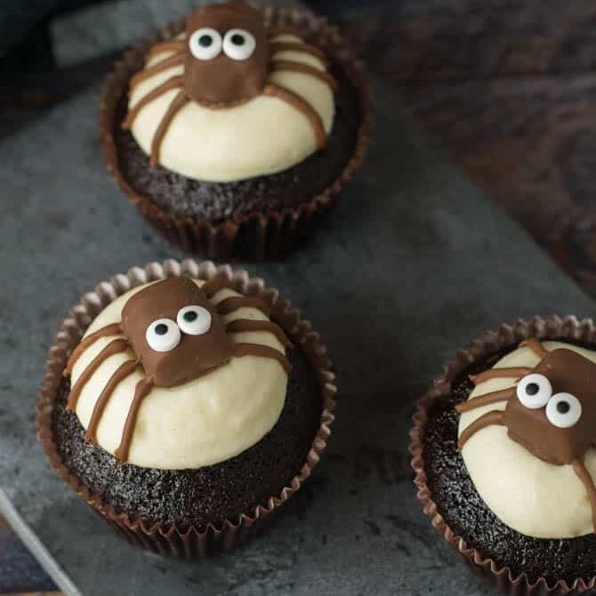 Edderkop cupcakes til Halloween fra Bageglad