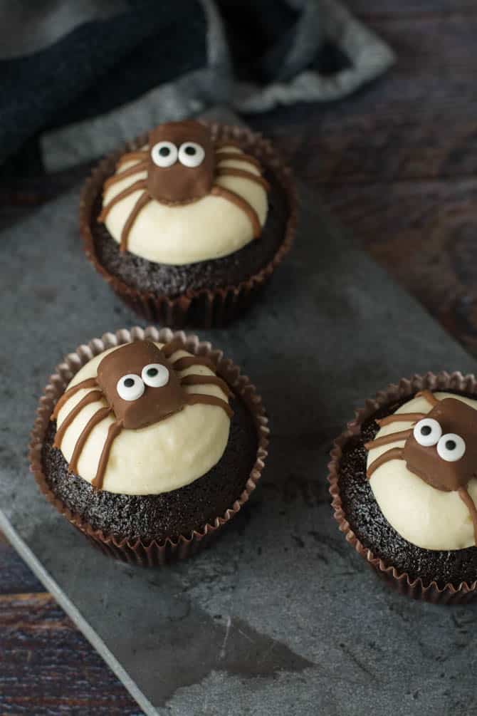 Edderkop cupcakes til Halloween fra Bageglad