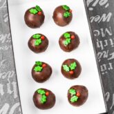 Fyldt chokolade med marcipan og hakkede mandler