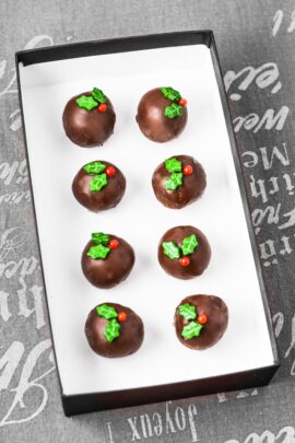 Fyldt chokolade med marcipan og hakkede mandler