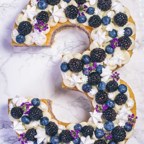 Tal kage med citron og brombær