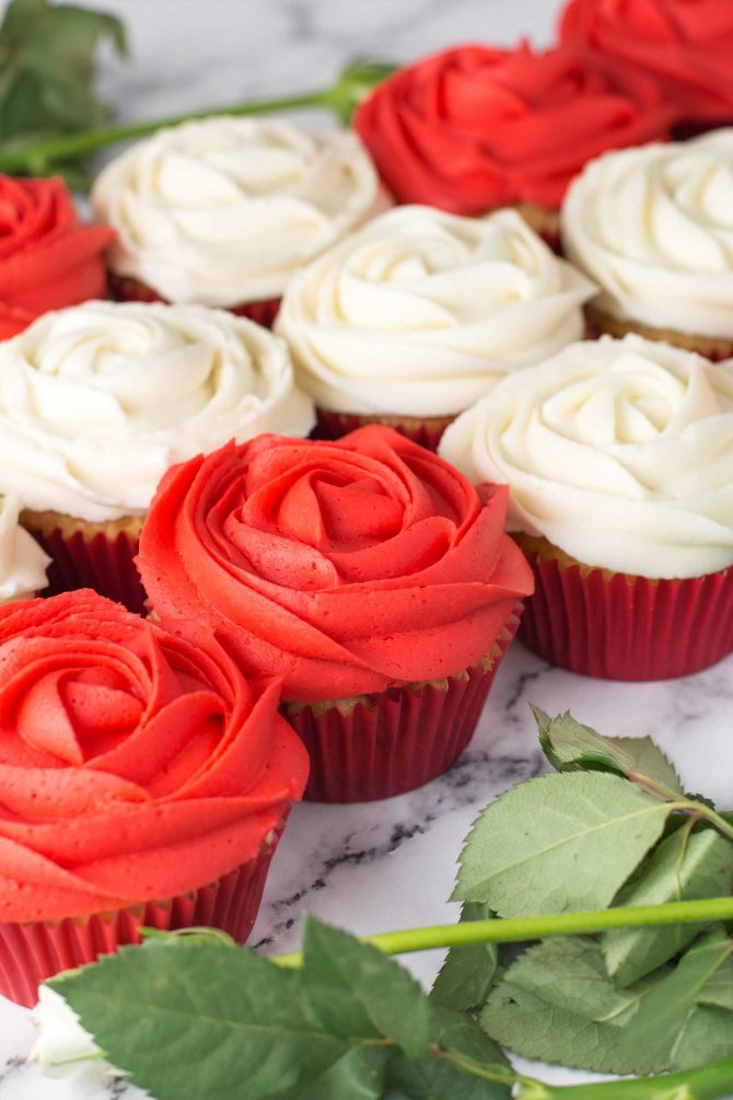 Røde og hvide cupcakes