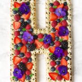 Bogstavkage med frisk frugt fra Bageglad