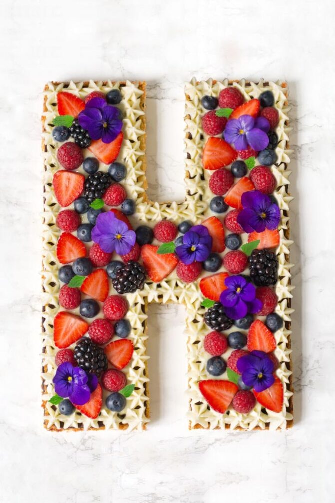 Bogstavkage med frisk frugt fra Bageglad