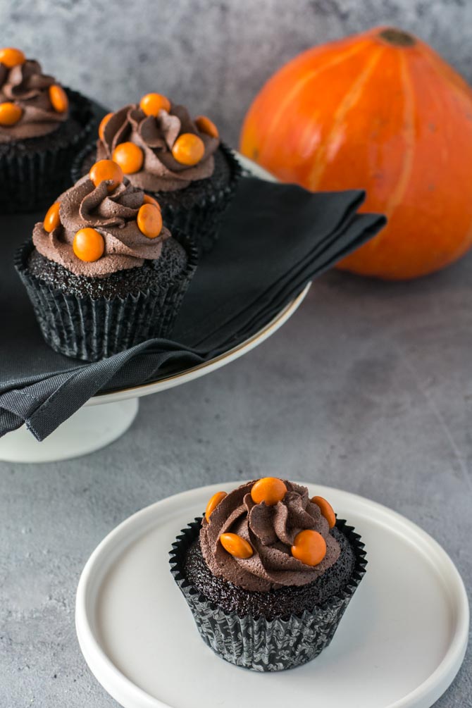 Halloween cupcakes med chokolade og M&Ms