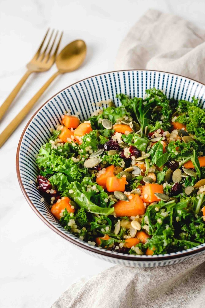 Salat med quinoa, søde kartofler og grønkål