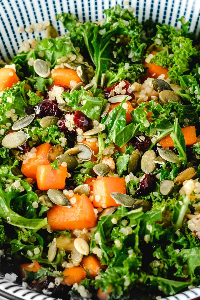 Salat med quinoa, søde kartofler og grønkål