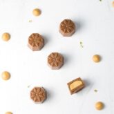 Chokolade med karamel ganache