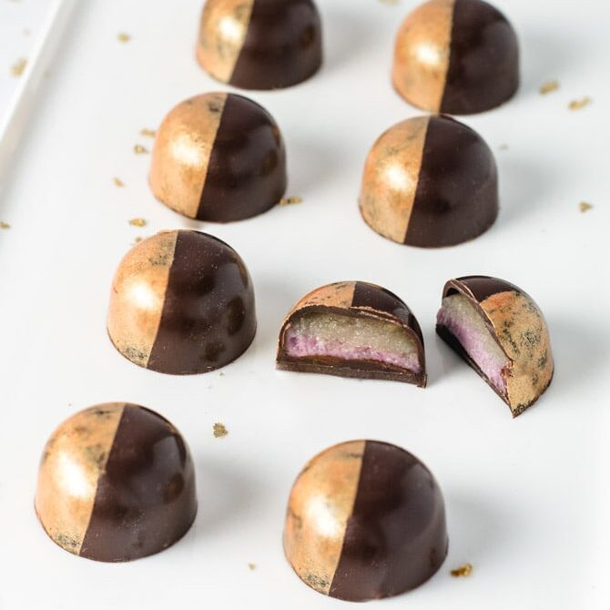 Fyldt chokolade med brombær ganache